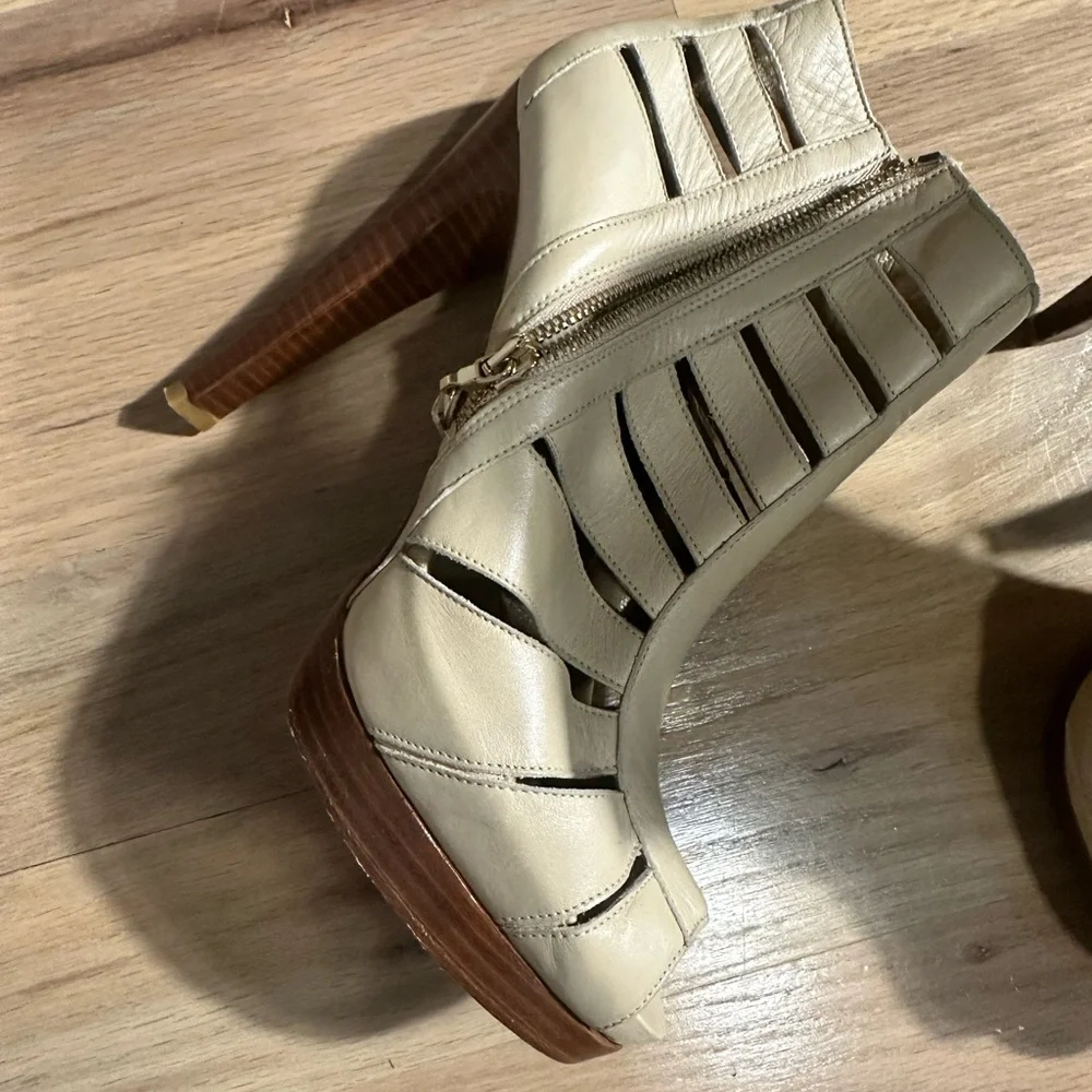 Stuart Weitzman  Shoes - Picture 2 of 4